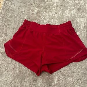 lululemon 2.5” high rise hotty hot shorts
